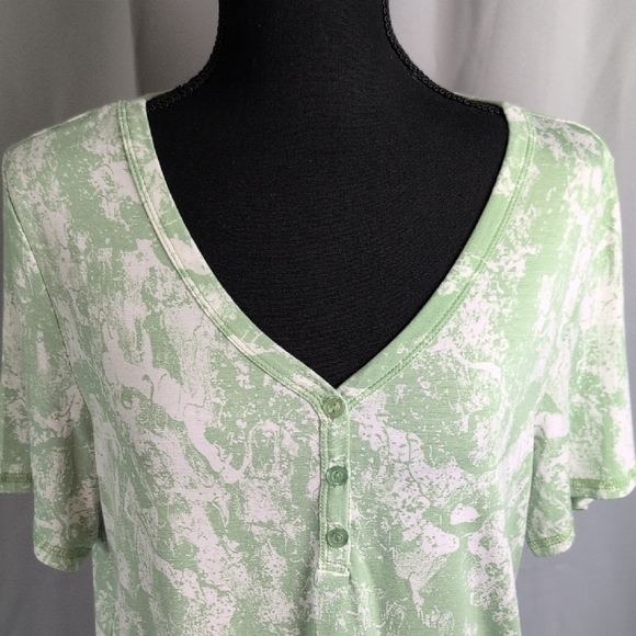 LuLaRoe Green and White Relaxed Short Sleeve Blouse - Picture 4 of 7
